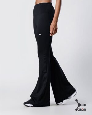 womens sports leggings model Linda Atom 6 min